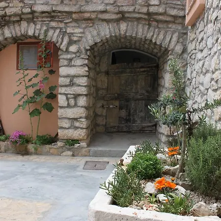 Tisno-lujini Dvori
