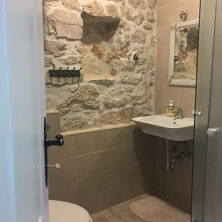 Tisno-lujini Dvori