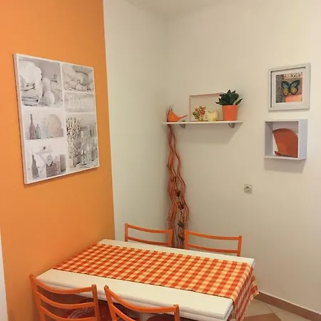 Tisno-lujini Dvori * Tisno