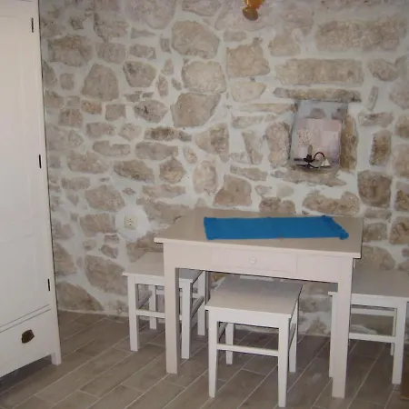 Tisno-lujini Dvori Tisno